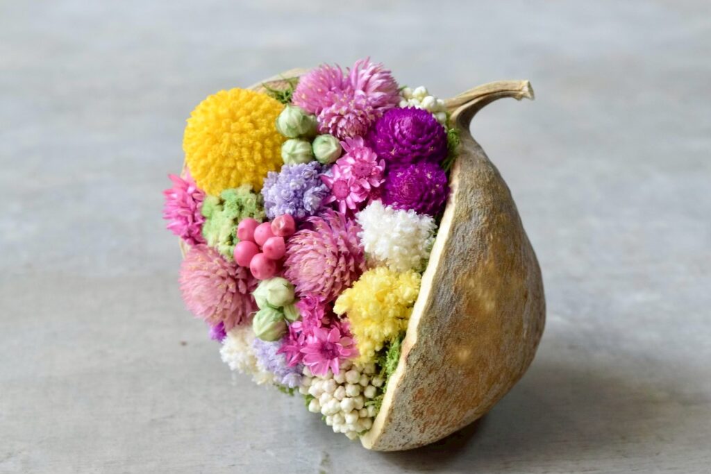 東京の花屋『叢屋kusamuraya』が手がける幸福をもたらすと言われる縁起物のブッダナッツを器にしたドライフラワーアレンジ