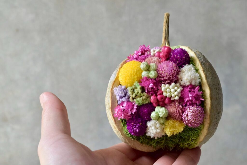 東京の花屋。幸福をもたらすと言われる縁起物のブッダナッツを器にした叢屋Kusamurayaドライフラワーアレンジ 誕生日・記念日ギフトや自宅インテリアにおすすめ。