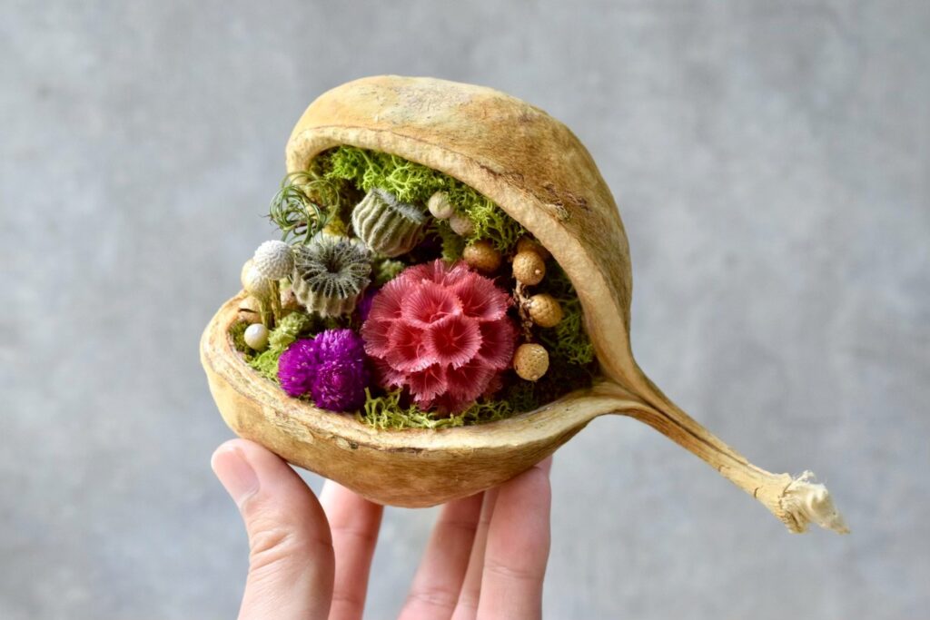 東京の花屋『叢屋kusamuraya』が手がける幸福をもたらすと言われる縁起物のブッダナッツを器にしたドライフラワーアレンジ