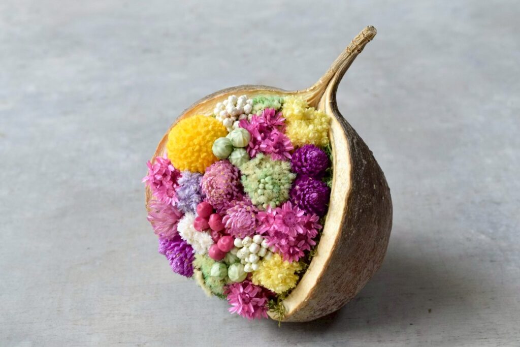 東京の花屋。幸福をもたらすと言われる縁起物のブッダナッツを器にした叢屋Kusamurayaドライフラワーアレンジ 誕生日・記念日ギフトや自宅インテリアにおすすめ。