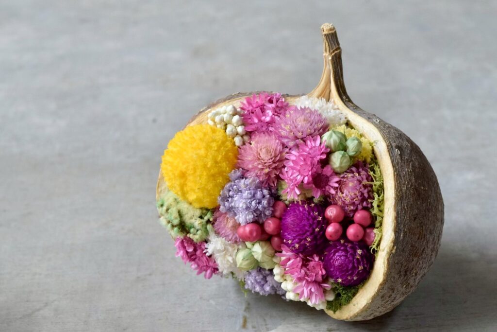 東京の花屋。幸福をもたらすと言われる縁起物のブッダナッツを器にした叢屋Kusamurayaドライフラワーアレンジ 誕生日・記念日ギフトや自宅インテリアにおすすめ。