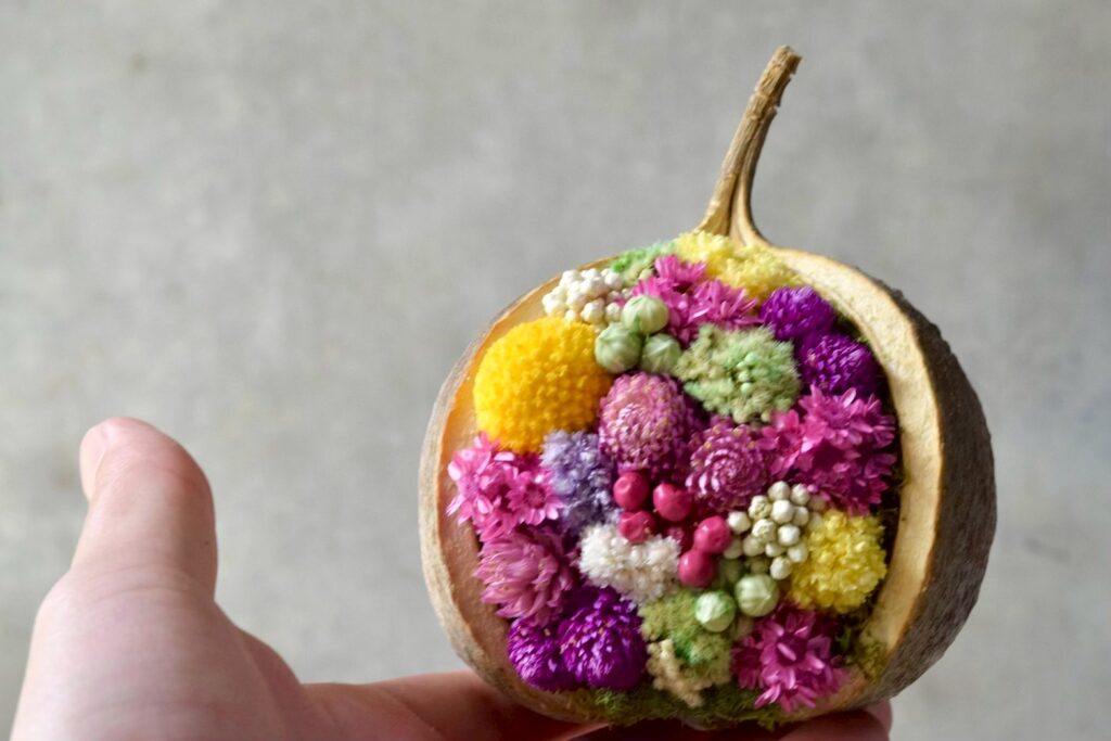 東京の花屋。幸福をもたらすと言われる縁起物のブッダナッツを器にした叢屋Kusamurayaドライフラワーアレンジ 誕生日・記念日ギフトや自宅インテリアにおすすめ。