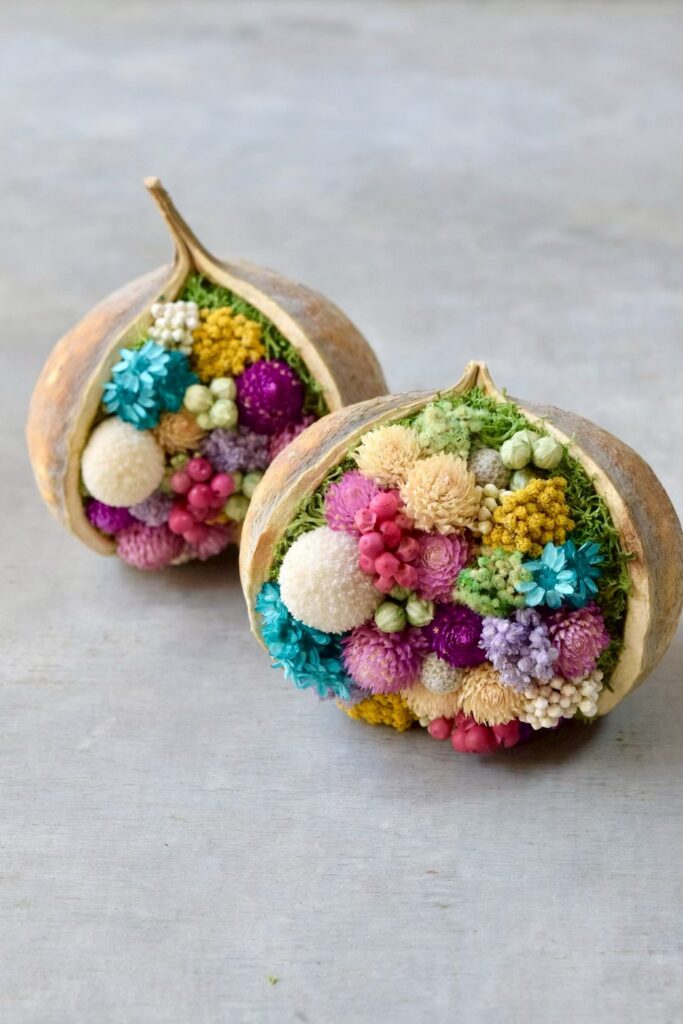 東京の花屋『叢屋kusamuraya』が手がける幸福をもたらすと言われる縁起物のブッダナッツを器にしたドライフラワーアレンジ。誕生日・記念日ギフトや自宅インテリアにおすすめです。