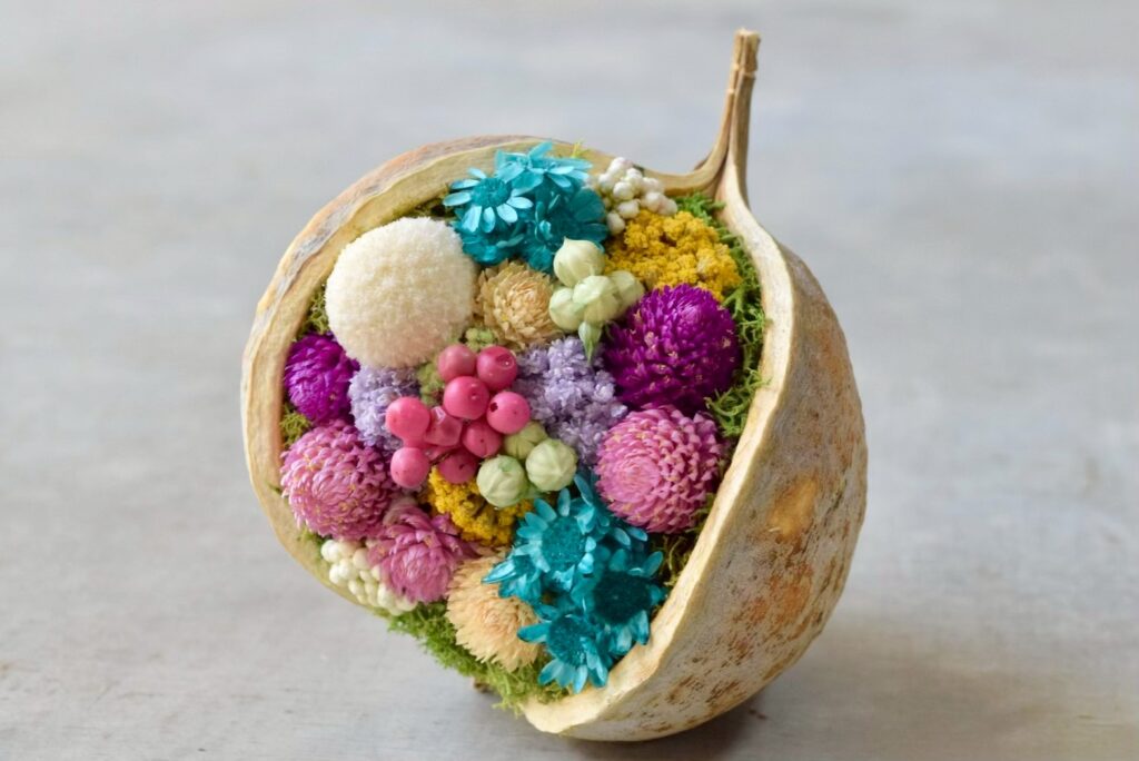 東京の花屋『叢屋kusamuraya』が手がける幸福をもたらすと言われる縁起物のブッダナッツを器にしたドライフラワーアレンジ。誕生日・記念日ギフトや自宅インテリアにおすすめです。