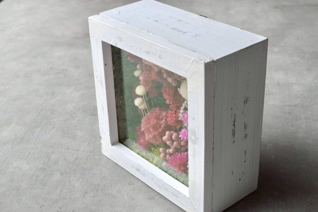 東京の花屋 叢屋Kusamurayaのドライフラワーインテリア雑貨。アンティーク調の木製フレーム入りで、自宅用やギフト用に人気のアレンジメント。