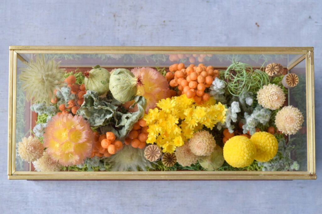 東京の花屋 叢屋Kusamurayaのドライフラワーインテリア雑貨。アンティーク調ガラスケース入りで、自宅用やギフト用に人気のアレンジメント。