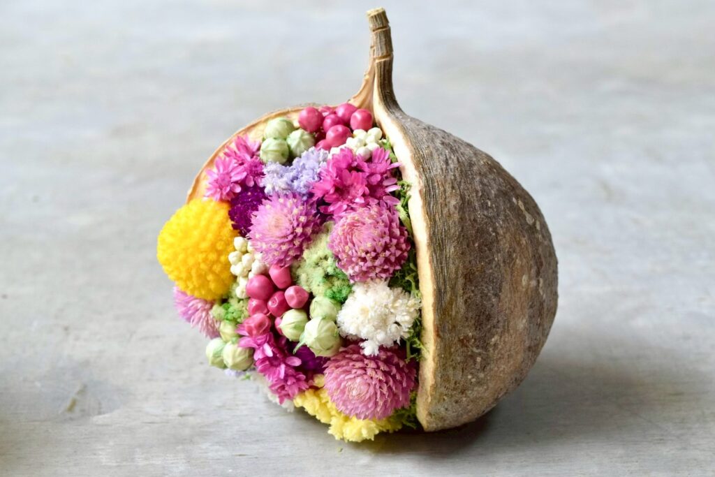 東京の花屋『叢屋kusamuraya』が手がける幸福をもたらすと言われる縁起物のブッダナッツを器にしたドライフラワーアレンジ