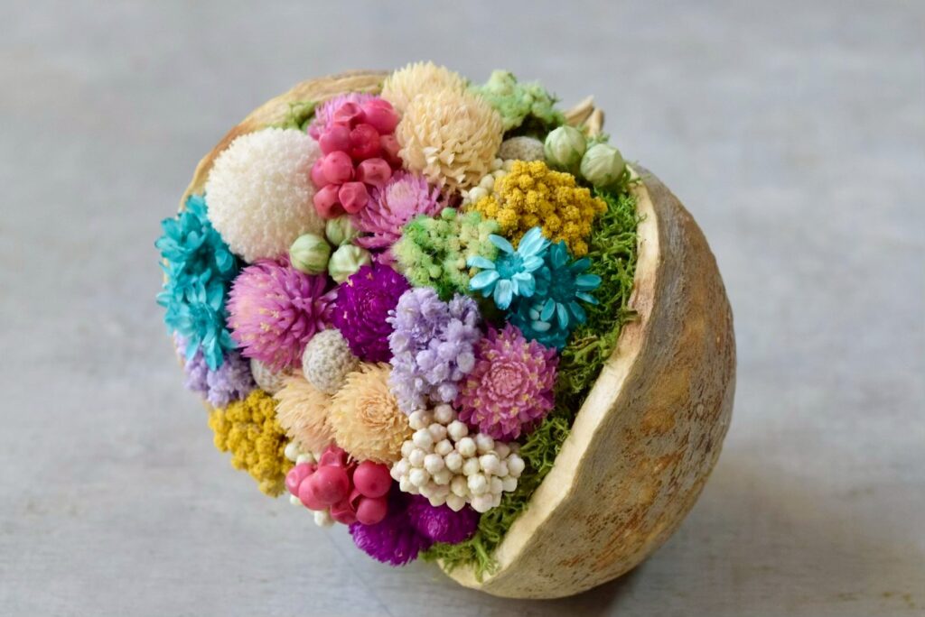 東京の花屋『叢屋kusamuraya』が手がける幸福をもたらすと言われる縁起物のブッダナッツを器にしたドライフラワーアレンジ。誕生日・記念日ギフトや自宅インテリアにおすすめです。