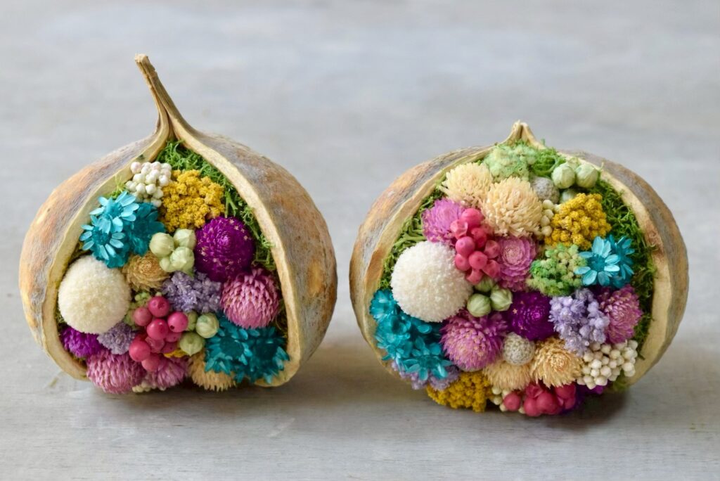 東京の花屋『叢屋kusamuraya』が手がける幸福をもたらすと言われる縁起物のブッダナッツを器にしたドライフラワーアレンジ。誕生日・記念日ギフトや自宅インテリアにおすすめです。