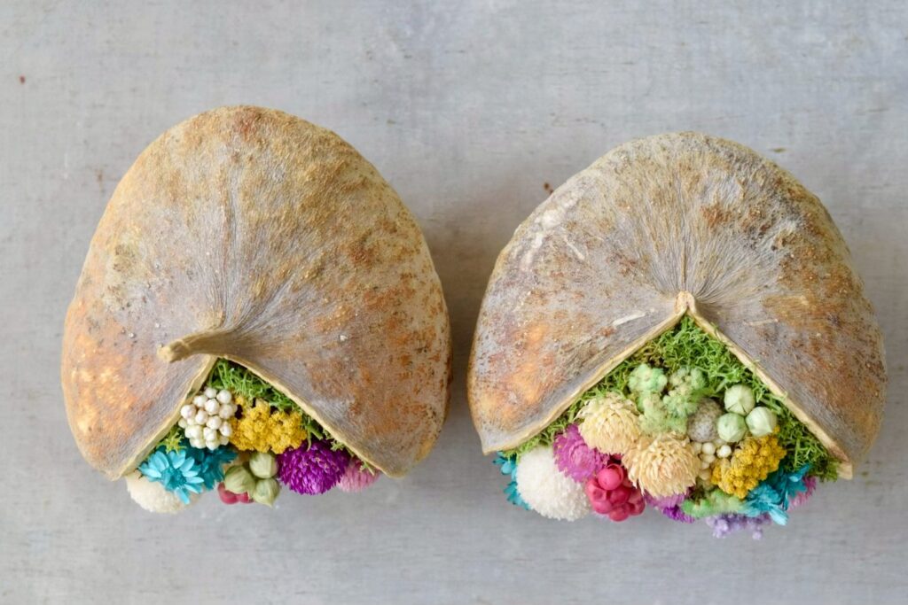 東京の花屋『叢屋kusamuraya』が手がける幸福をもたらすと言われる縁起物のブッダナッツを器にしたドライフラワーアレンジ。誕生日・記念日ギフトや自宅インテリアにおすすめです。