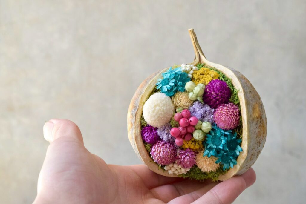 東京の花屋『叢屋kusamuraya』が手がける幸福をもたらすと言われる縁起物のブッダナッツを器にしたドライフラワーアレンジ。誕生日・記念日ギフトや自宅インテリアにおすすめです。