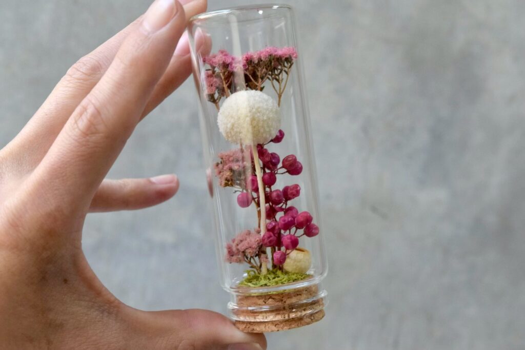東京の花屋「叢屋Kusamuraya」のドライフラワーと小瓶を組み合わせたインテリア雑貨。自宅の装飾やギフトに人気のアレンジメント。