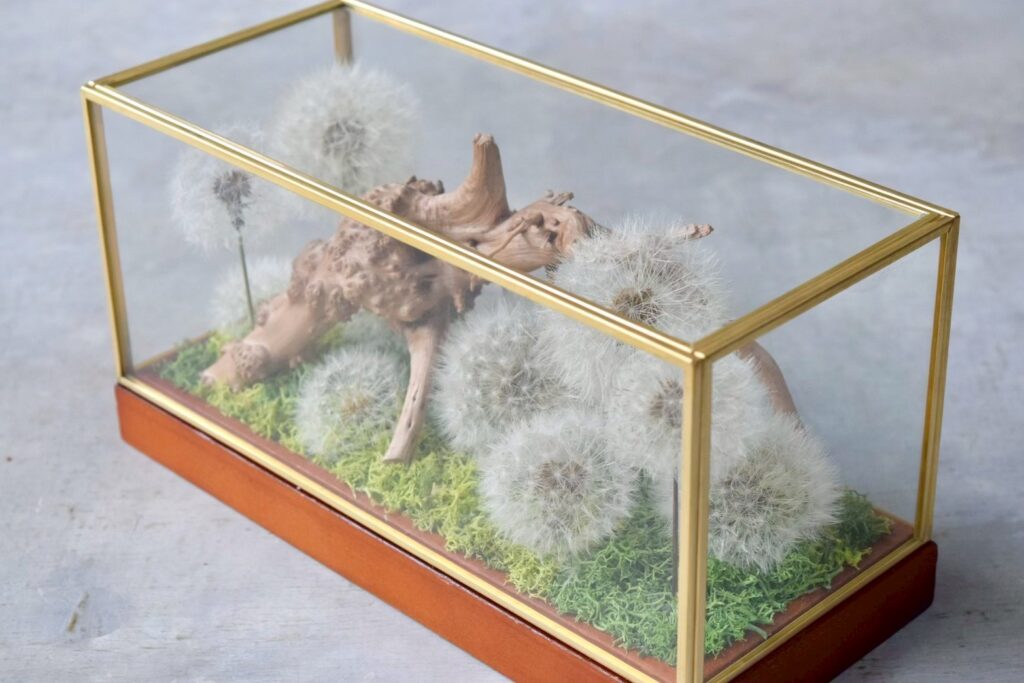 東京の花屋 叢屋Kusamurayaのドライフラワーインテリア雑貨。アンティーク調ガラスケース入りで、自宅用やギフト用に人気のアレンジメント。