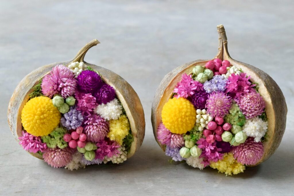 東京の花屋『叢屋kusamuraya』が手がける幸福をもたらすと言われる縁起物のブッダナッツを器にしたドライフラワーアレンジ