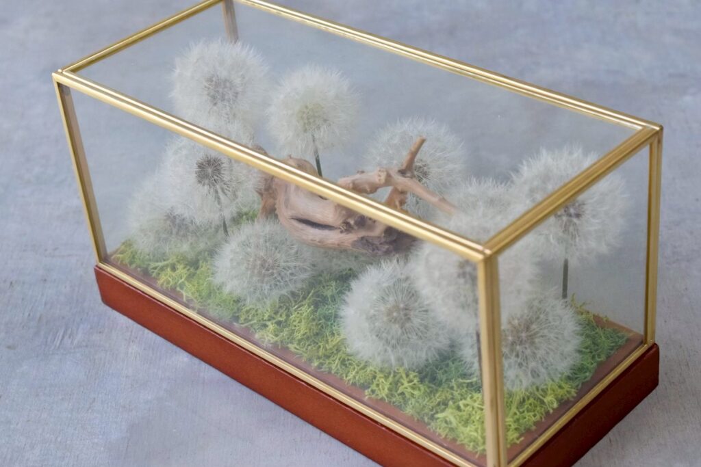 東京の花屋 叢屋Kusamurayaのドライフラワーインテリア雑貨。アンティーク調ガラスケース入りで、自宅用やギフト用に人気のアレンジメント。
