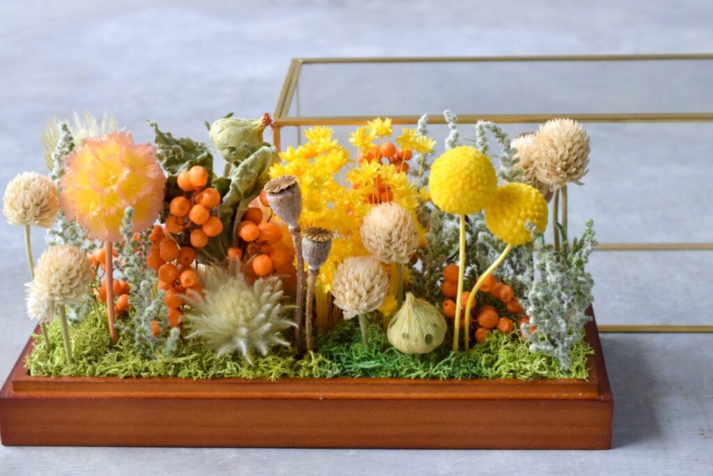 東京の花屋 叢屋Kusamurayaのドライフラワーインテリア雑貨。アンティーク調ガラスケース入りで、自宅用やギフト用に人気のアレンジメント。