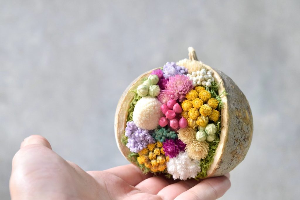 東京の花屋『叢屋kusamuraya』が手がける幸福をもたらすと言われる縁起物のブッダナッツを器にしたドライフラワーアレンジ