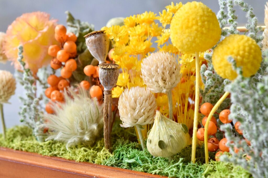 東京の花屋 叢屋Kusamurayaのドライフラワーインテリア雑貨。アンティーク調ガラスケース入りで、自宅用やギフト用に人気のアレンジメント。