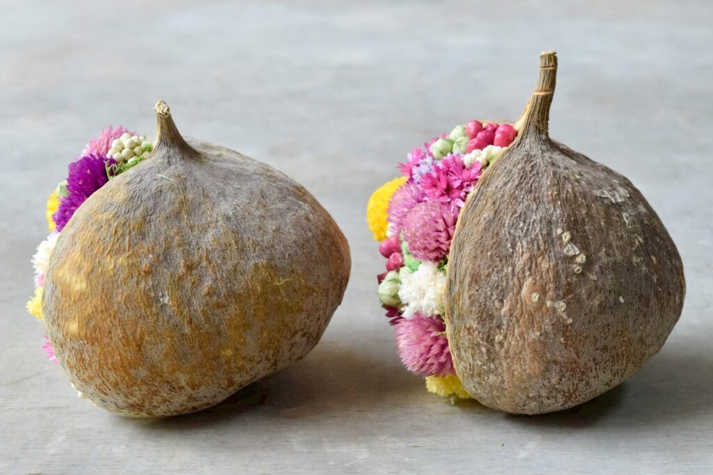 東京の花屋『叢屋kusamuraya』が手がける幸福をもたらすと言われる縁起物のブッダナッツを器にしたドライフラワーアレンジ