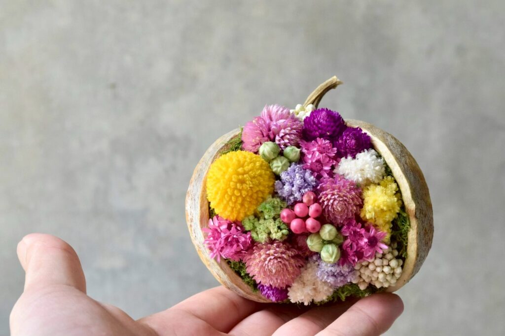 東京の花屋『叢屋kusamuraya』が手がける幸福をもたらすと言われる縁起物のブッダナッツを器にしたドライフラワーアレンジ