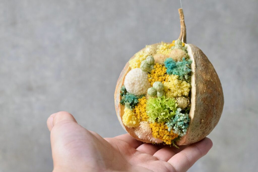 東京の花屋。幸福をもたらすと言われる縁起物のブッダナッツを器にした叢屋Kusamurayaドライフラワーアレンジ 誕生日・記念日ギフトや自宅インテリアにおすすめ。