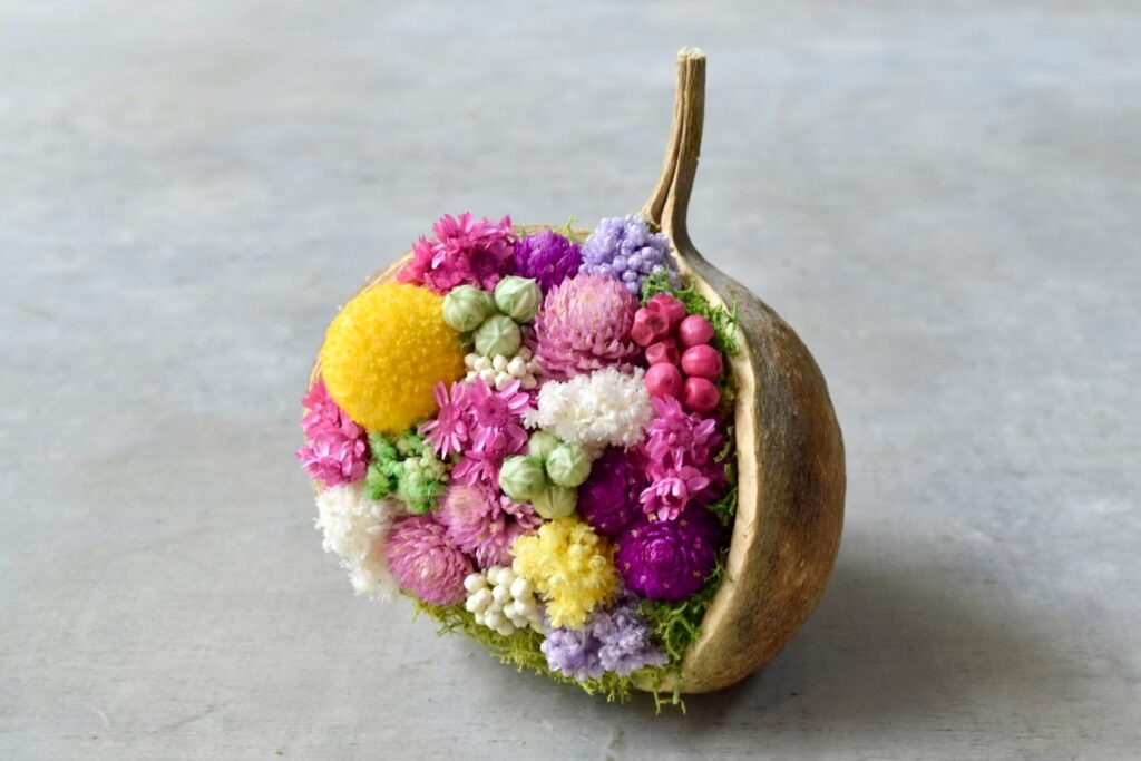 東京の花屋。幸福をもたらすと言われる縁起物のブッダナッツを器にした叢屋Kusamurayaドライフラワーアレンジ 誕生日・記念日ギフトや自宅インテリアにおすすめ。