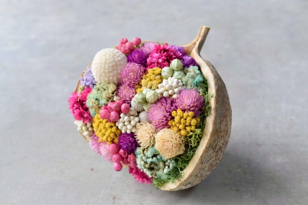 東京の花屋『叢屋kusamuraya』が手がける幸福をもたらすと言われる縁起物のブッダナッツを器にしたドライフラワーアレンジ