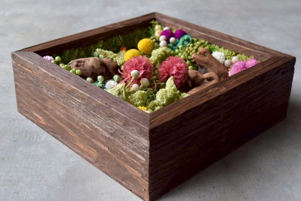 植物が群生して息づくような、不思議で奇妙な世界を閉じ込めた東京の花屋『叢屋kusamuraya』の植物インテリア。壁掛けに出来る立体装飾として楽しめるひと品。