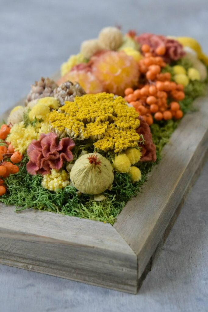 東京の花屋 叢屋Kusamurayaのドライフラワーインテリア雑貨。アンティーク調の木製フレームに、絵画をイメージしてデザインされた壁掛けタイプのドライフラワーインテリア。自宅用やギフト用として人気のアレンジメントです。
