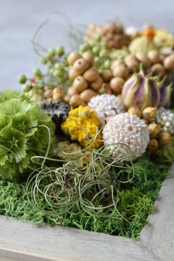 東京の花屋 叢屋Kusamurayaのドライフラワーインテリア雑貨。アンティーク調の木製フレームに、絵画をイメージしてデザインされた壁掛けタイプのドライフラワーインテリア。自宅用やギフト用として人気のアレンジメントです。