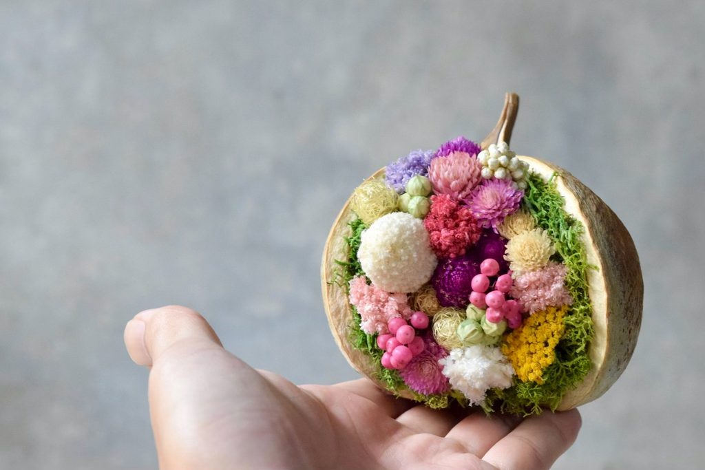 東京の花屋。幸福をもたらすと言われる縁起物のブッダナッツを器にした叢屋Kusamurayaドライフラワーアレンジ 誕生日・記念日ギフトや自宅インテリアにおすすめ。