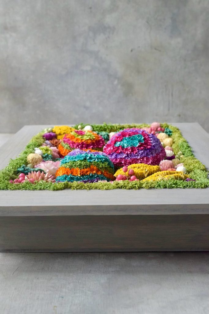 東京の花屋 叢屋Kusamurayaのドライフラワーインテリア雑貨。アンティーク調の木製フレームに、絵画をイメージしてデザインされた壁掛けタイプのドライフラワーインテリア。自宅用やギフト用として人気のアレンジメントです。