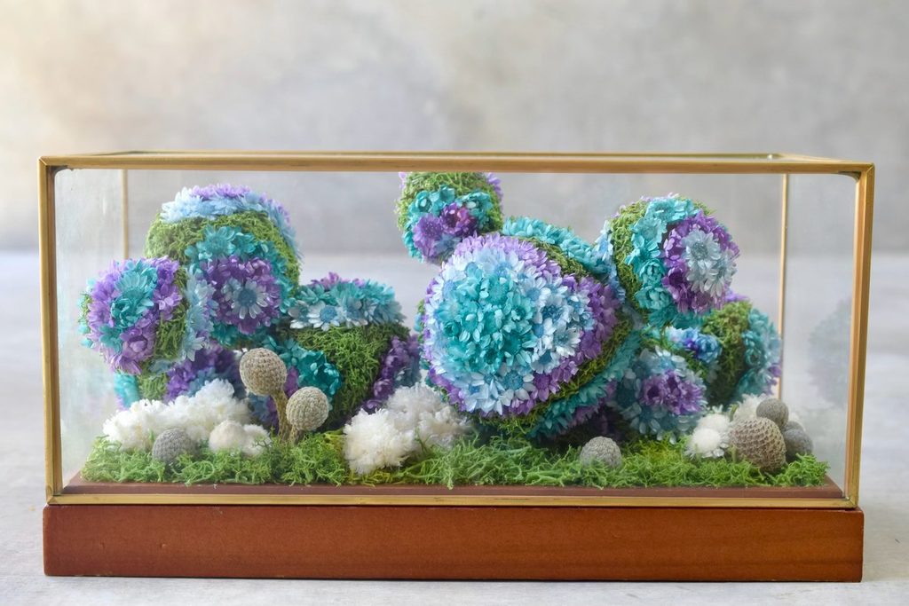 森の奥でひっそりと息づいているような、小さな植物の世界。東京の花屋『叢屋kusamuraya』が手がける、アンティーク調ガラスケースの植物インテリア。