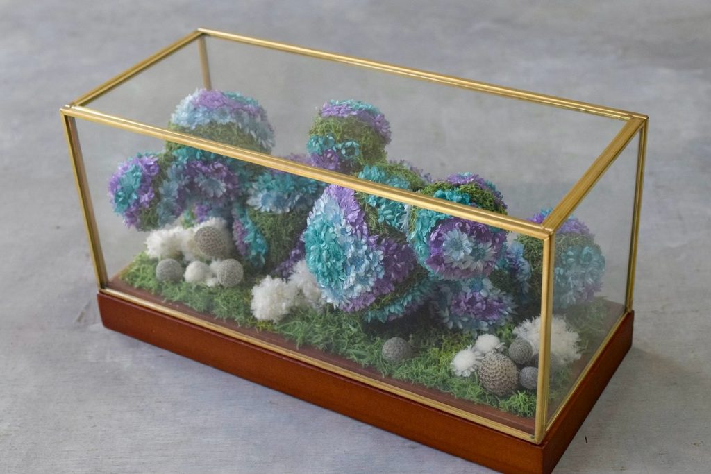 森の奥でひっそりと息づいているような、小さな植物の世界。東京の花屋『叢屋kusamuraya』が手がける、アンティーク調ガラスケースの植物インテリア。
