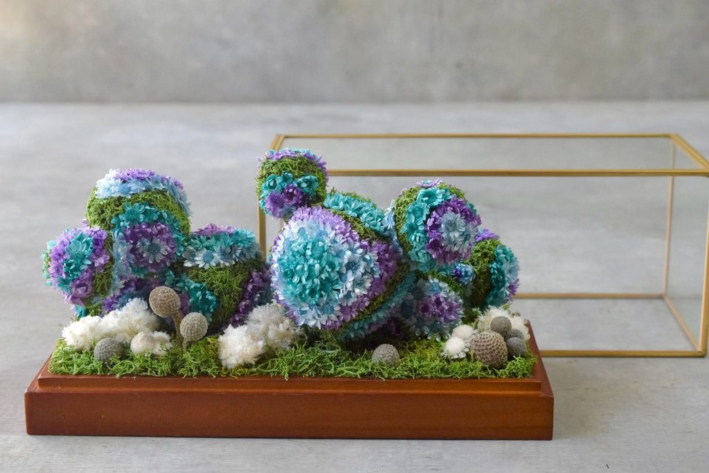 森の奥でひっそりと息づいているような、小さな植物の世界。東京の花屋『叢屋kusamuraya』が手がける、アンティーク調ガラスケースの植物インテリア。