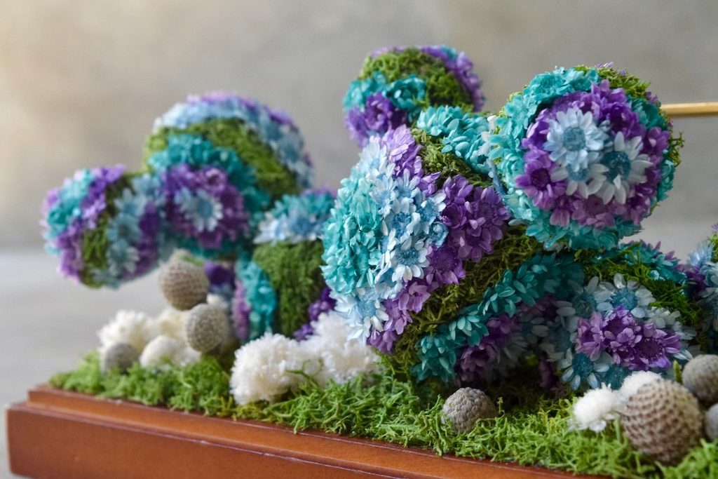 森の奥でひっそりと息づいているような、小さな植物の世界。東京の花屋『叢屋kusamuraya』が手がける、アンティーク調ガラスケースの植物インテリア。